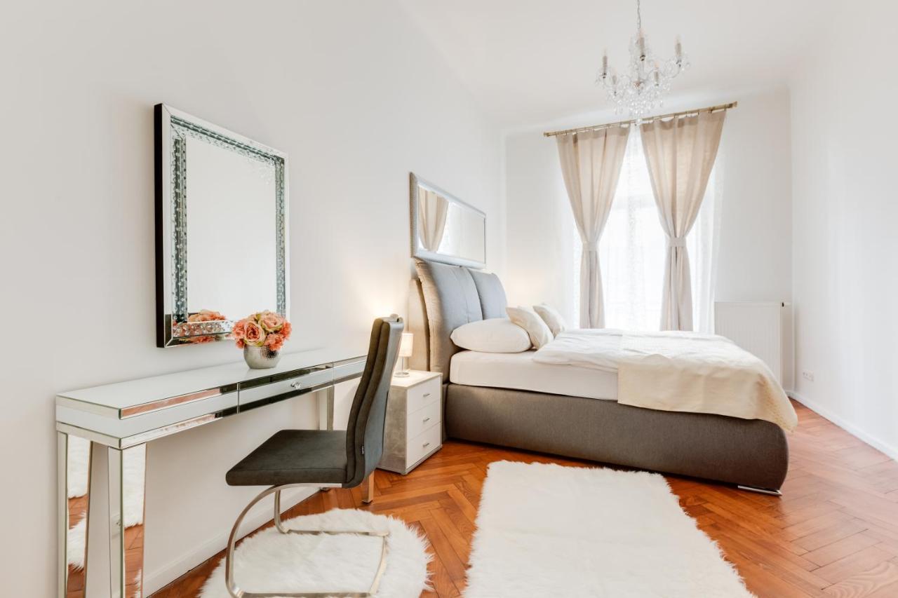 Luxury Riverside In The Center Of Apartment Prag