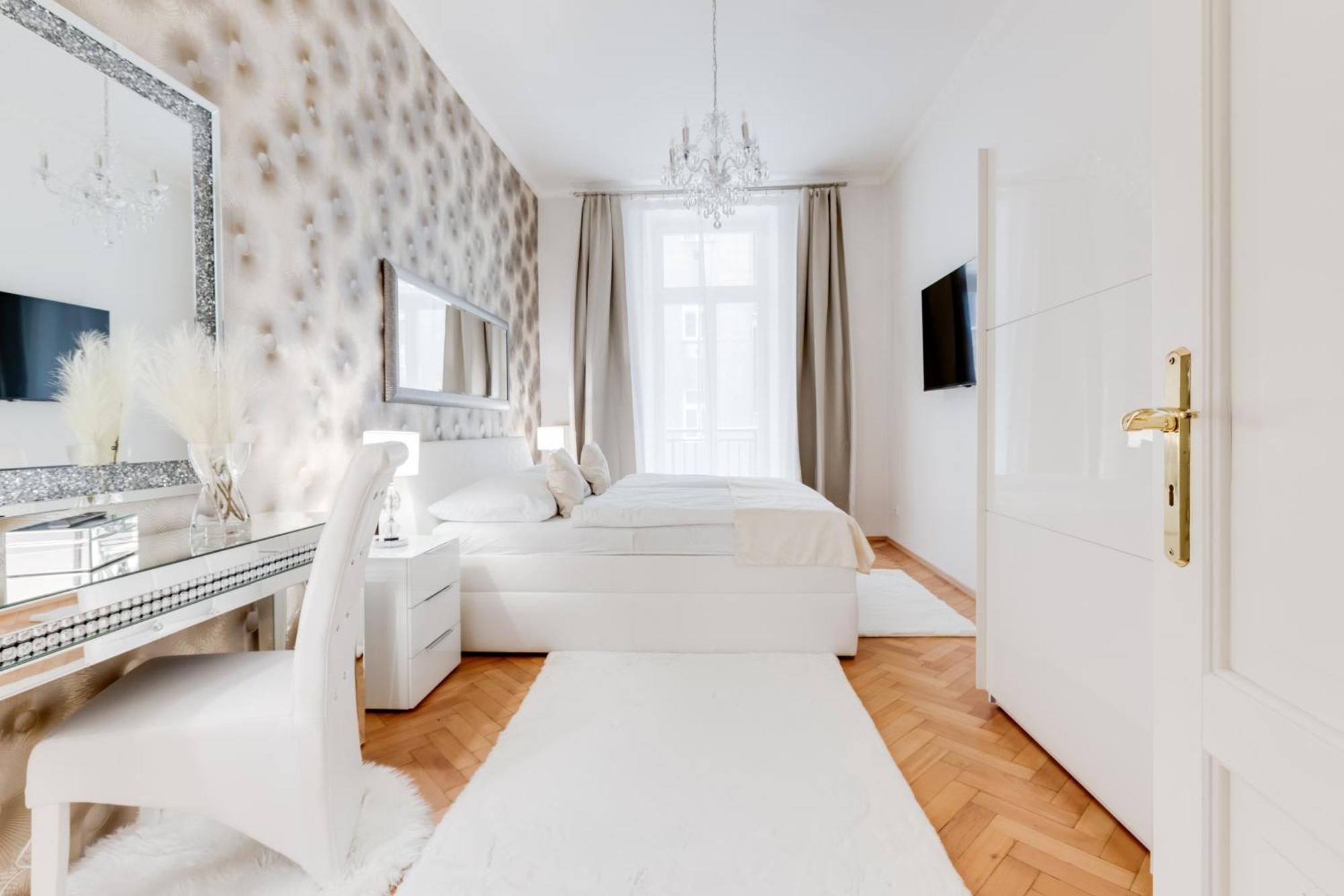 Luxury Riverside In The Center Of Apartment